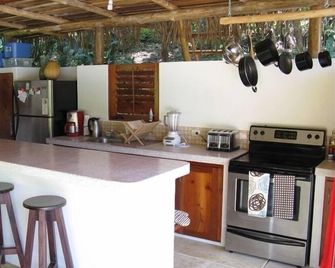 Beach Front Almost! 2 Minutes walk to Surf & Beach,Beautiful family compound. - Nosara - Cocina