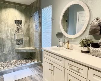 15 min to Downtown Dallas! 4BR Family Friendly Home - Lancaster - Bathroom
