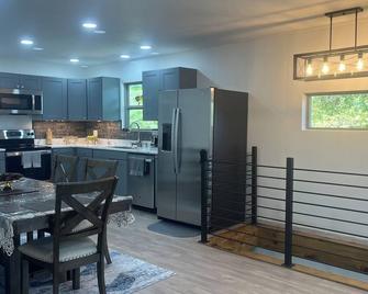 Charming 3-bedroom cottage with a river view in the bluffs just south of Lansing - Lansing - Cocina