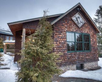 Tom's Cabin at the Whiteface Club& Resort - Lake Placid - Building