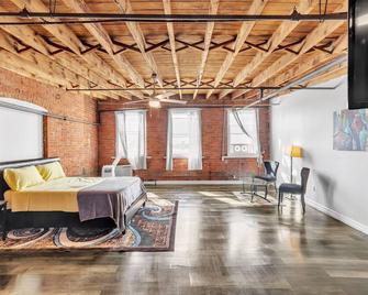 Stylish Chic Retreat at Lafayette Lofts apts - Detroit - Schlafzimmer