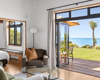 Adrift In Golden Bay- Absolute Beachfront Villas - קולינגווד - סלון