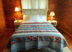 br1940's Farmhouse Cottage --Hot Tub! Wi-Fi! No Cleaning Fees!br - Burnsville - Bedroom