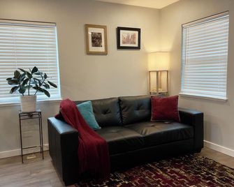 Modern Cottage near Hospital - Aurora - Sala de estar