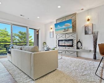 Luxury 2Bed w/ Amazing Views - Cornelius - Wohnzimmer