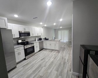 Mco Tpa Lal Traveling Nurse Crashpad - Winter Haven - Kitchen