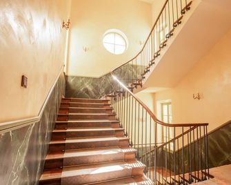 Studio in Montbrun Castle with Pool - Montbrun-les-Bains - Escaleras