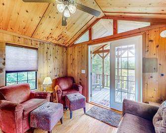 Seneca Lake Serenity & Sunny Serenity - Hector - Sala de estar