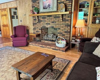 Peaceful 4-bedroom farmhouse near Hungry Mother Park in rural Marion, Virginia - Marion - Вітальня