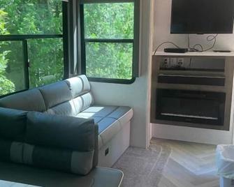 Firehouse Inn - Saint Ignace - Sala de estar