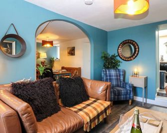 West Pier Cottage - Macduff - Living room