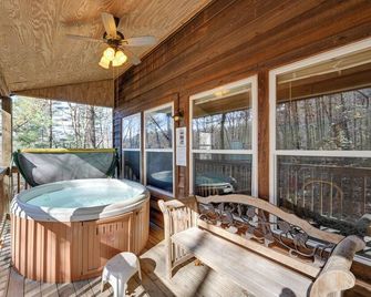 Secluded Nantahala 'Gone Hunting' Cabin w/ Hot Tub - Bryson City