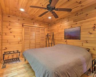 Cozy Boone Cabin with Deck Close to Downtown! - Boone - Bedroom