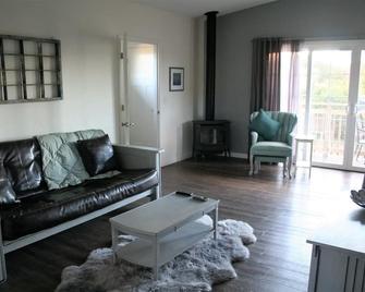 Hammond Trail Cottage - McKinleyville - Living room