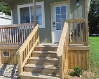 Cabin 1 - Cabins on Kearney Hill with WiFi, AC - Nebraska City