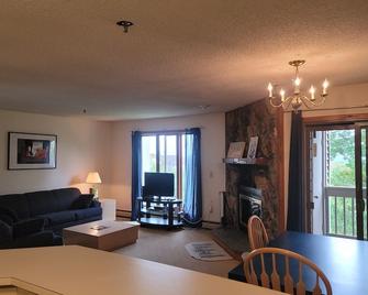 Ski on ski off condo - Stratton - Living room