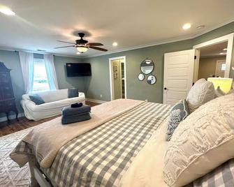 The Good Life Lake House | 3 Bed, 2 Bath - Abbeville