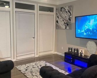 Modern 3 Bedroom Atlanta Home with King Bed Pet Friendly Near Midtown Atlantic Station and Georgia Tech - Atlanta