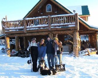 Kasilof Log Accent Bed & Breakfast with Mountain View - Kasilof