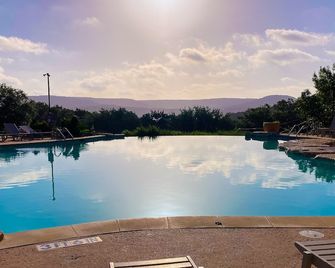 Cozy Villa overlooking Lake Travis 3 br 3 ba, sleeps 8, balcony, 4 pools!! - Leander - Piscina