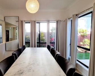 Eden, Elegance by the Bay - Brisbane - Essbereich