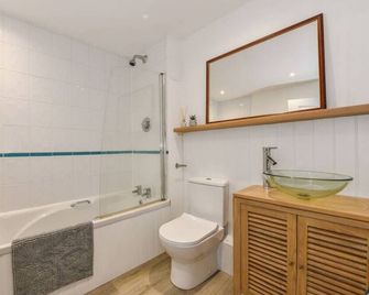 The Little House, boutique home near the sea - Chichester - Bathroom