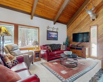 Rustic-chic home with patio, pools, hot tubs, & fitness center - Black Butte Ranch - Living room
