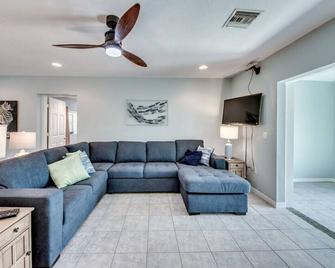 Angler's Retreat! - Bokeelia - Living room