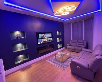 Imperial Suites Bradford - Bradford - Pokój dzienny