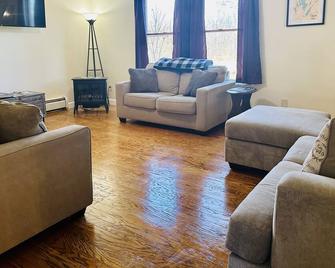 Spacious Country Home w/ Hot Tub, near Colby/Thomas - Sidney - Oturma odası