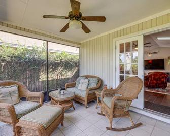 Ponte Vedra Beach Family Home 2 Mi to Beaches! - Ponte Vedra Beach - Living room
