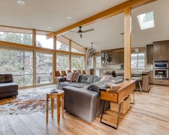 Luxury on the Lake - Lake Oswego - Living room