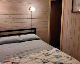 The Green Cabin - 10 min from Sugarloaf, 30 min to Rangeley! - Stratton - Bedroom