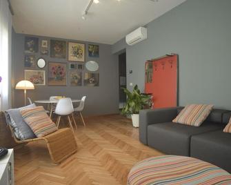 Flat design in Treviso. Easy connection to Venice - Treviso - Living room