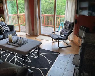 Spacious/Elegant 3 level house on Spruce Lake- swim or fish, short drive to Mt. - Wilmington - Living room