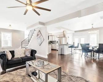 Luxe Private Getaway In The Heart Of Baltimore! - Baltimore - Living room