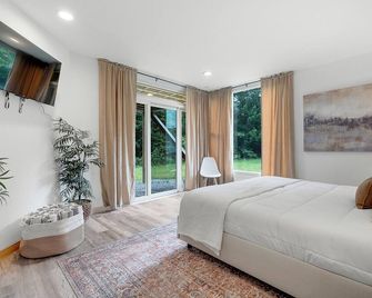 5mins to Bethel/Hot tub/Modern/Private/Fast Wi-fi - Bethel - Bedroom