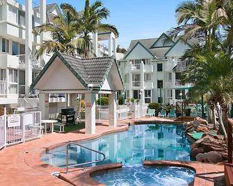 Stunning Rainbow Bay - 3 Bedrooms, Rooftop Terrace, Private Spa & Ocean Views - Coolangatta - Pool