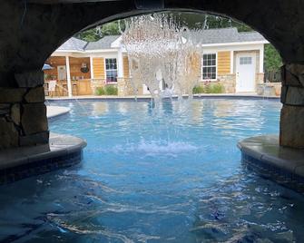 Large Heated Pool & Hot Tub, Near Quantico Day Parties And Cookouts Welcome - Stafford - Pool