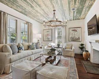 The Sage House by Louisiana Hospitality Group - Saint Francisville - Living room