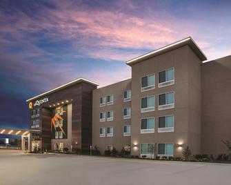 La Quinta Inn & Suites by Wyndham Lewisville - Lewisville - Budova