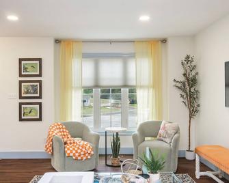Cheery and Stylish Three Bedroom Townhouse in Convenient Area - Powell - Obývací pokoj
