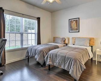 Inviting High Point Townhome with Patio + Privacy! - High Point - Bedroom