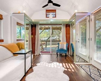 Beautiful Zen Cabin in Canyon Lake! Only 5 minutes from the lake and river! - Canyon Lake - Living room
