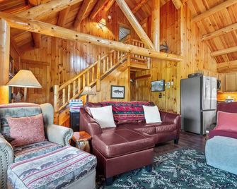 Slack Tide at Rangeley Lake Resort - with shared waterfront on Rangeley Lake - Rangeley - Living room