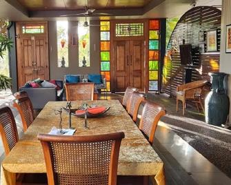 Minyirr Retreat: Tropical paradise close to Cable Beach. - Cable Beach - Dining room