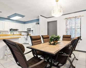 Enjoy Southern Hospitality in Kingland Georgia, Bring Pets, Plenty Parking - Kingsland - Їдальня