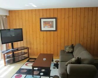 Sportsman's Inn - Hudson's Hope - Living room