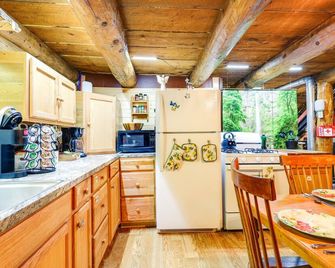 Cozy Elizabethtown Cabin w/ Fire Pit! - Elizabethtown - Kitchen