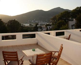 Armadoros Hotel / Ios Backpackers - Ios - Balcone